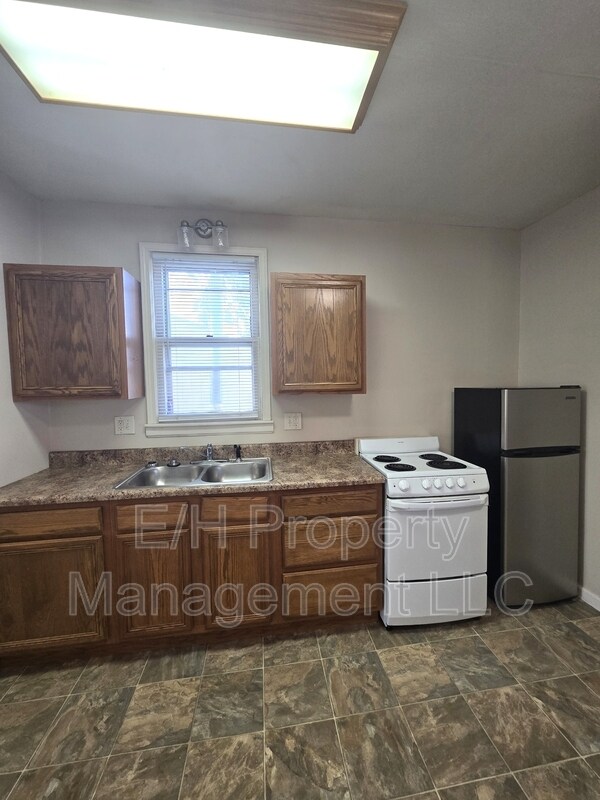 Building Photo - 1007 W Maple St