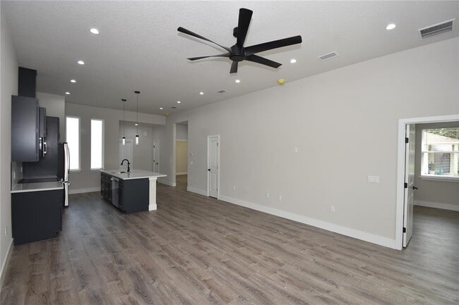 Building Photo - 20 Uniondale Pl