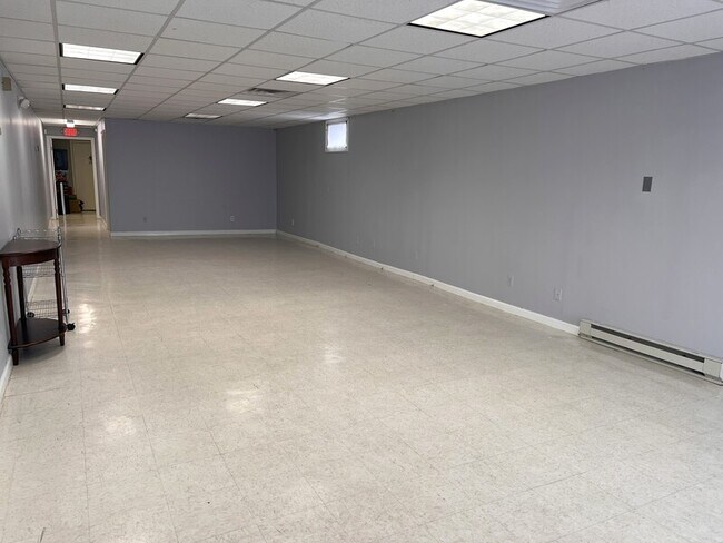 Building Photo - 826 Main St