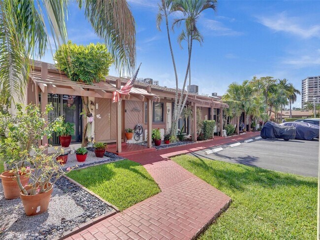 Building Photo - 2667 Parkview Dr S