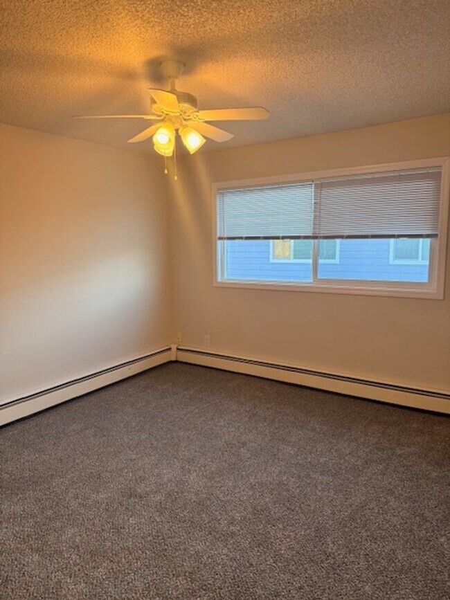 Building Photo - 3 Bedroom Apartment in Jewel Lake w/ Garage and Large Deck!