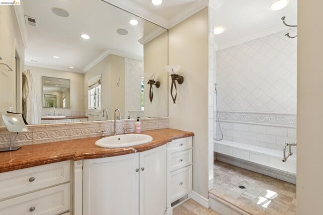 Building Photo - 15 Selborne Dr