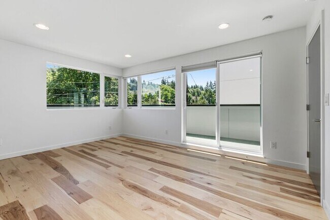 Building Photo - Fresh, Air-Conditioned Standalone Townhome in Coveted Lincoln Park