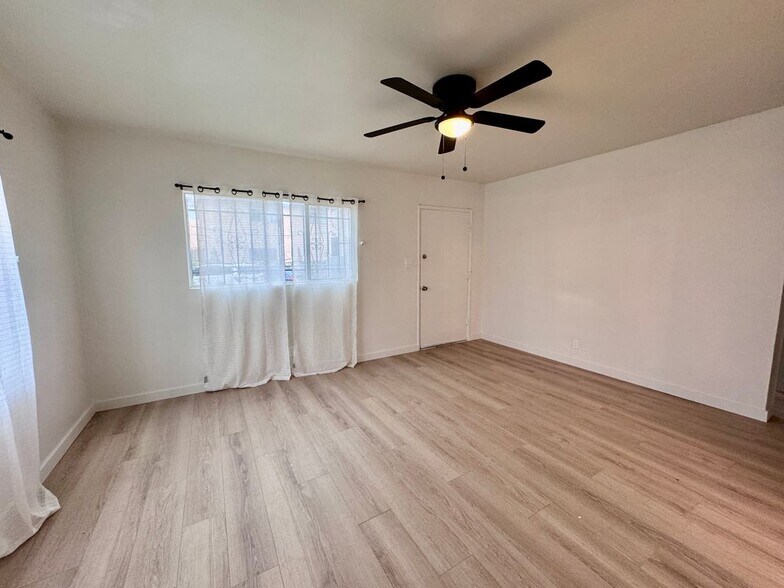 Building Photo - 1540 W 60th St