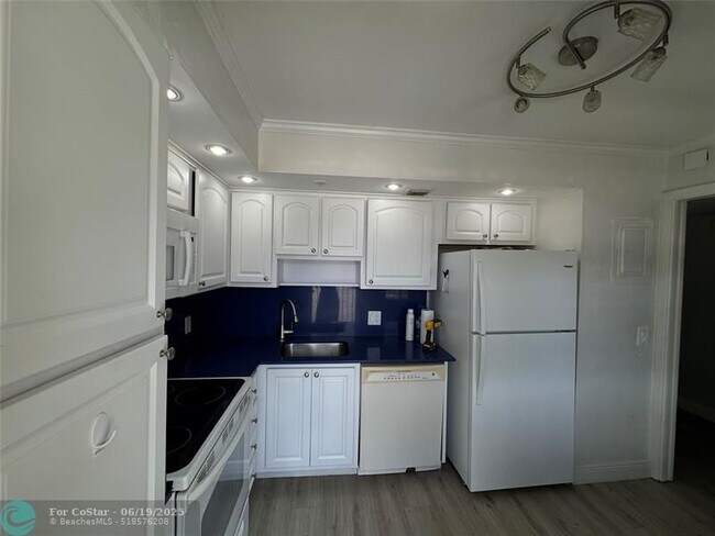 Building Photo - 3200 N Palm Aire Dr