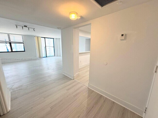 Building Photo - 18151 NE 31st Ct