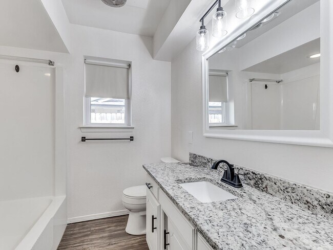 Building Photo - $300 0ff your move in for October 1st! All...