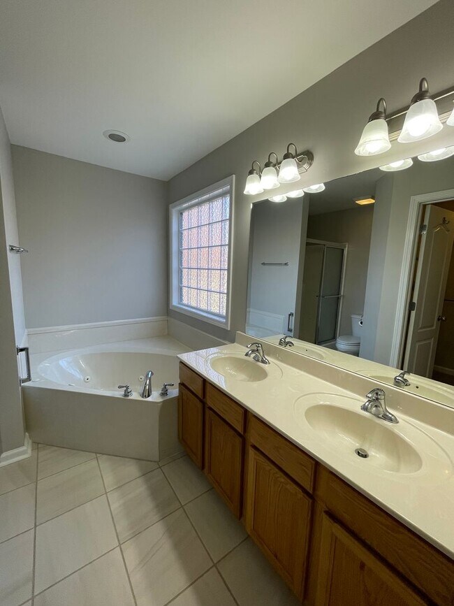 Building Photo - 122 Saddlecreek