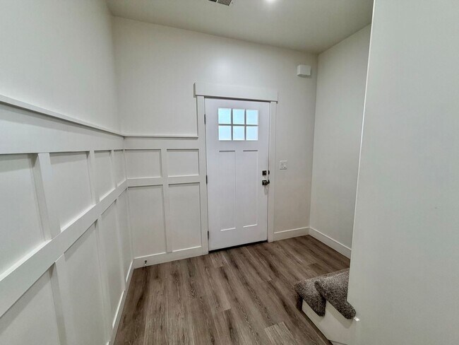 Building Photo - 428 1625 N
