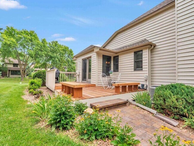 Building Photo - Luxury Home in Plymouth with 2-Level Primary Suite, Furnished or Unfurnished, Wayzata Schools, Pe...