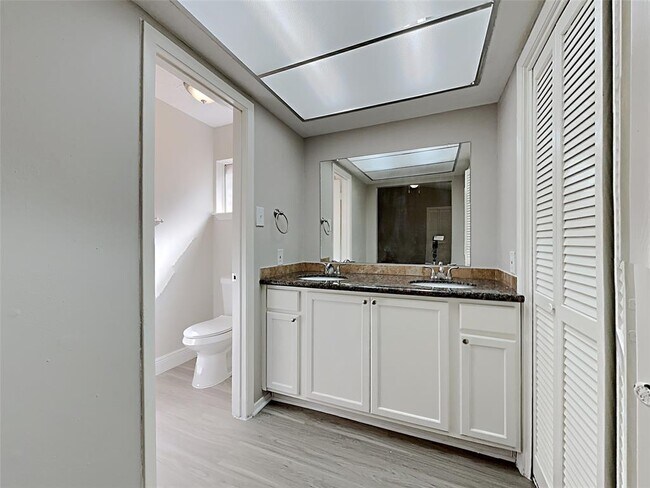 Building Photo - 8615 Riverside Walk Ln