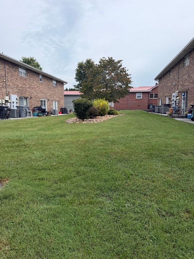 Building Photo - 108 Shadybrook