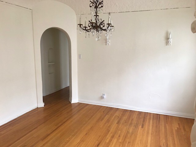 Building Photo - 210 S Doheny Dr