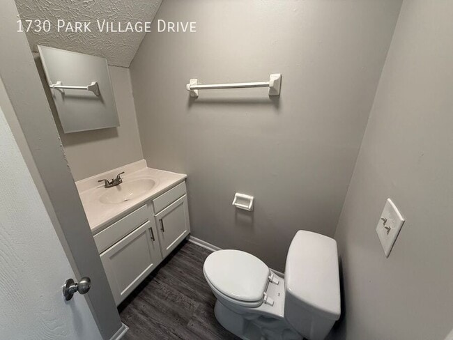 Building Photo - 1730 Park Village Dr