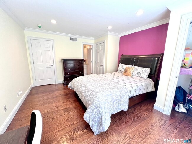 Building Photo - 32 Regents Pk