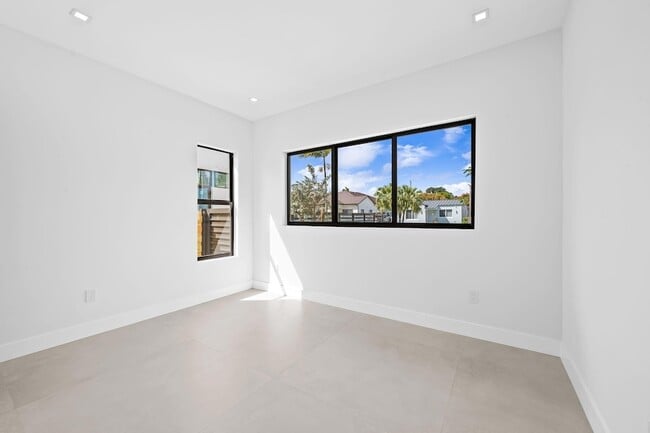 Building Photo - 2324 SW 26th St