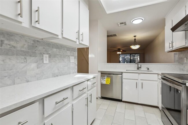 Building Photo - 7122 Wood Hollow Dr