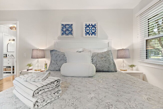 Building Photo - 17035 9th Ave N