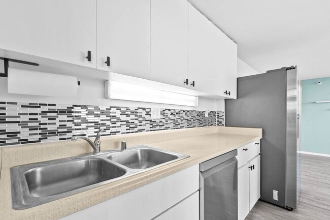 Building Photo - Welcome to your urban oasis!