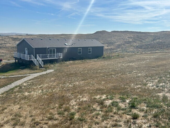 Building Photo - Stunning horse property on 40 acres!