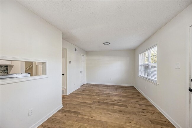 Building Photo - Updated 3 Bedroom Townhome