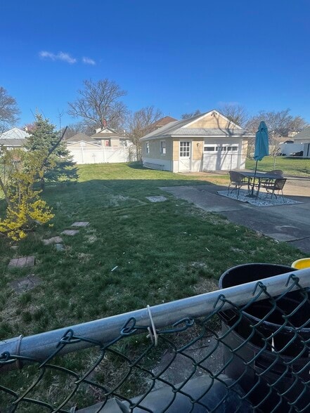 Large Fenced in Yard -1 - 557 W Graisbury Ave