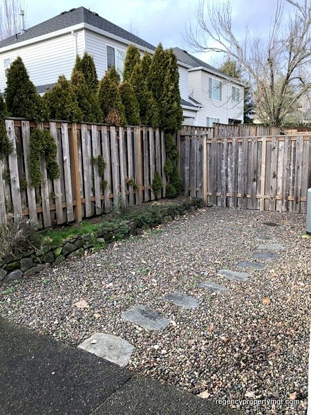 Building Photo - Beaverton 3 bd, 2.5ba. Kitchen w/white til...