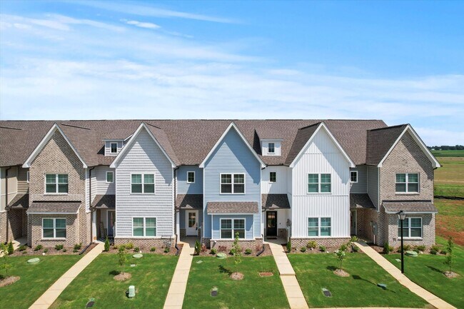 Building Photo - Fully Furnished and Move-In Ready! Flexible Lease Options Available!