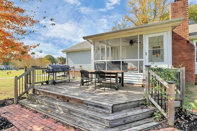 Building Photo - 4227 Deerfield Dr
