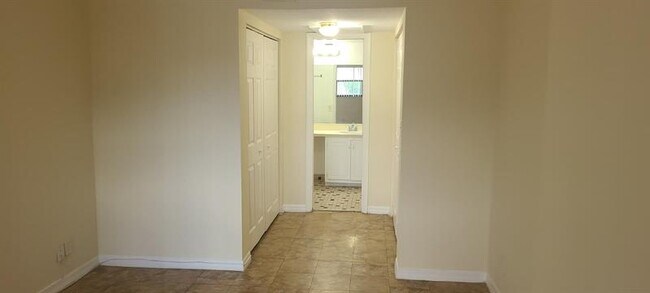 Building Photo - 2985 Riverside Dr