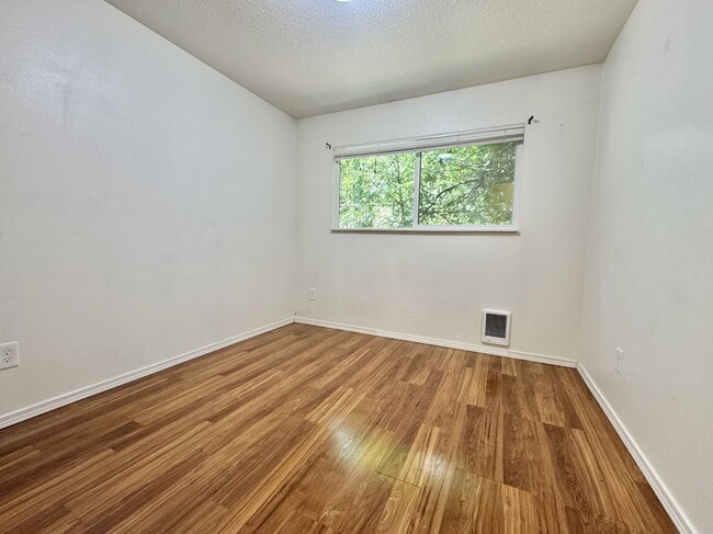 Building Photo - 5558 SW Beaverton Hillsdale Hwy