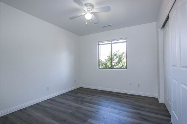 Building Photo - 4266 N Saratoga Dr