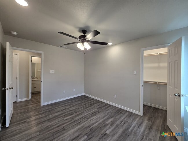 Building Photo - 523 Lost Trl