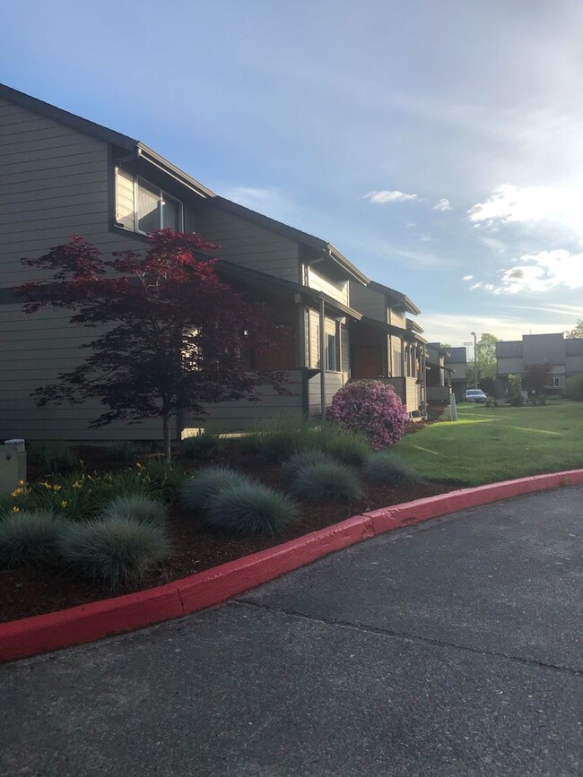 Building Photo - Location Location Location - 3 Bedroom 2 b...
