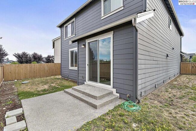Building Photo - Puyallup Gem: Comfort and Style Combined!
