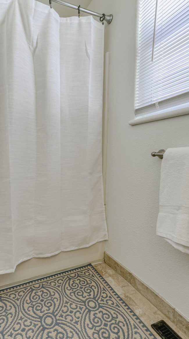 Main bathroom - 1025 Gold St