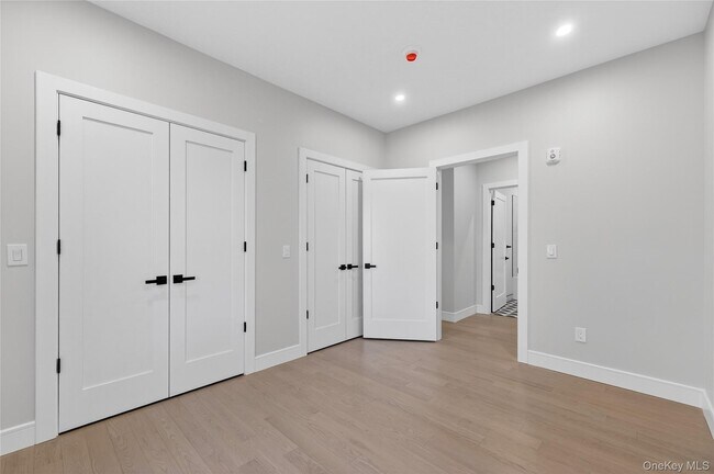 Building Photo - 10 Market St