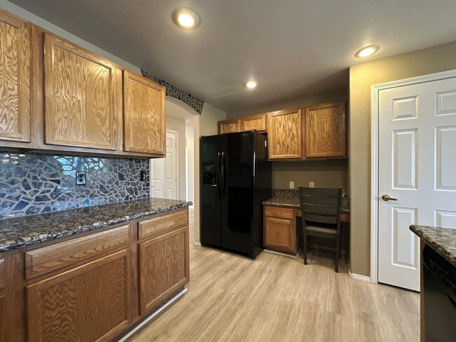 Building Photo - Fully furnished 2 bedroom condo w/den in g...