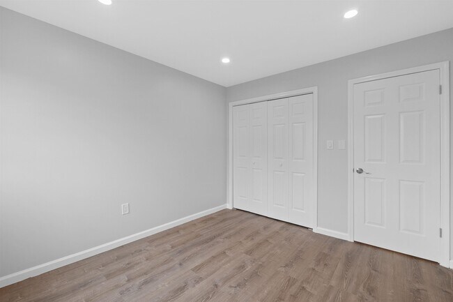 Building Photo - 206 St Michaels Walk