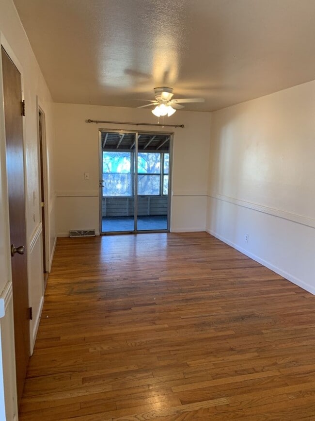 Building Photo - STUDENTS WELCOME! Spacious 5 Bed 2 Bath Ranch Home