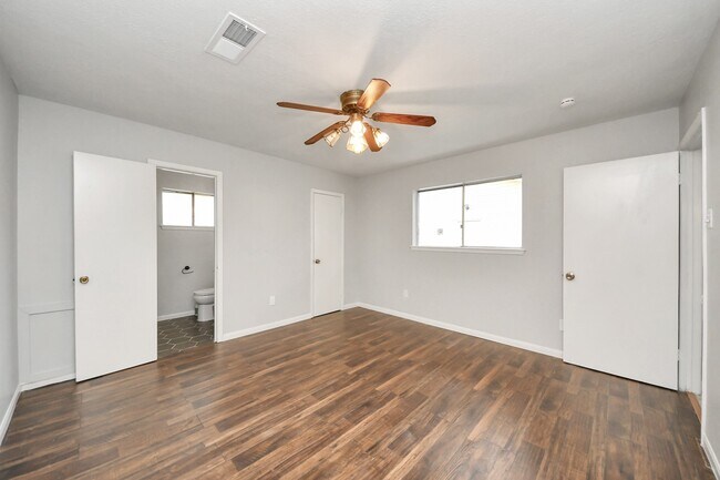 Building Photo - 2405 Pickerton Dr