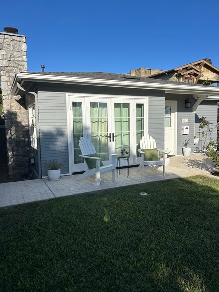 Front Patio - 5537 Bellevue Ave