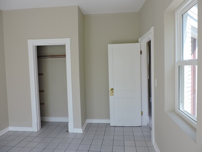 Building Photo - Beautiful 4 bed/1.5 bath Rental Mins. from...