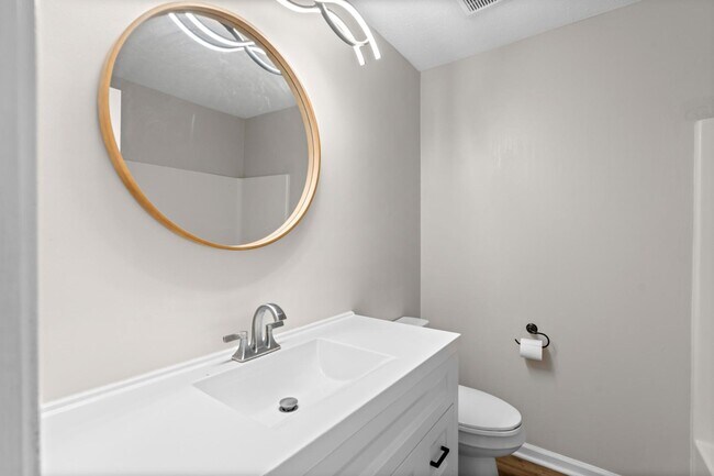 Building Photo - 1307 Farmingdale Dr