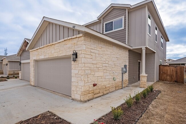 Building Photo - AVAILABLE NOW! GORGEOUS 4 BEDROOM DUPLEX LOCATED IN MIDLOTHIAN ISD!