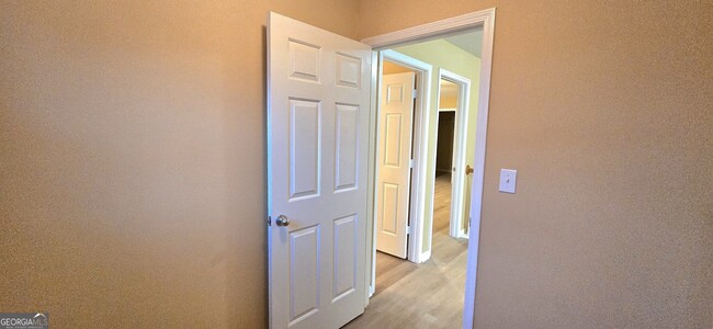 Building Photo - 11 Brookview Dr