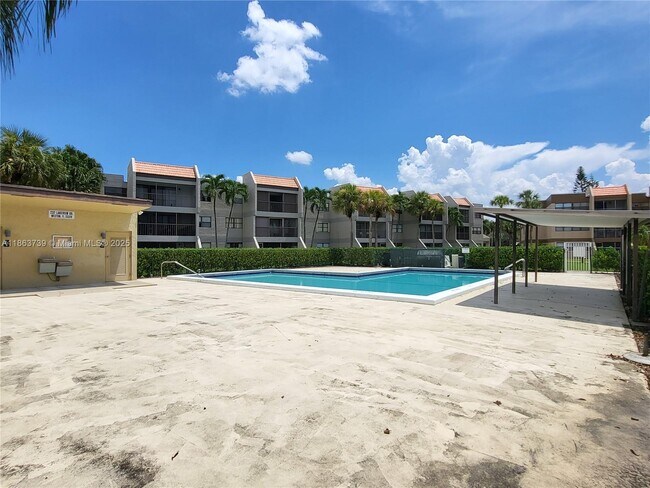 Building Photo - 230 Lakeview Dr