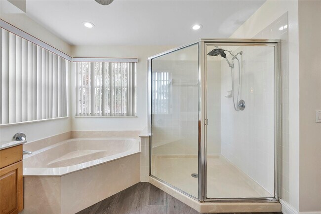 Building Photo - 3527 Chesapeake Cir