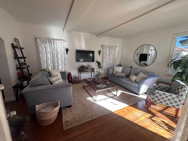 Living room - 139 N Sycamore Ave