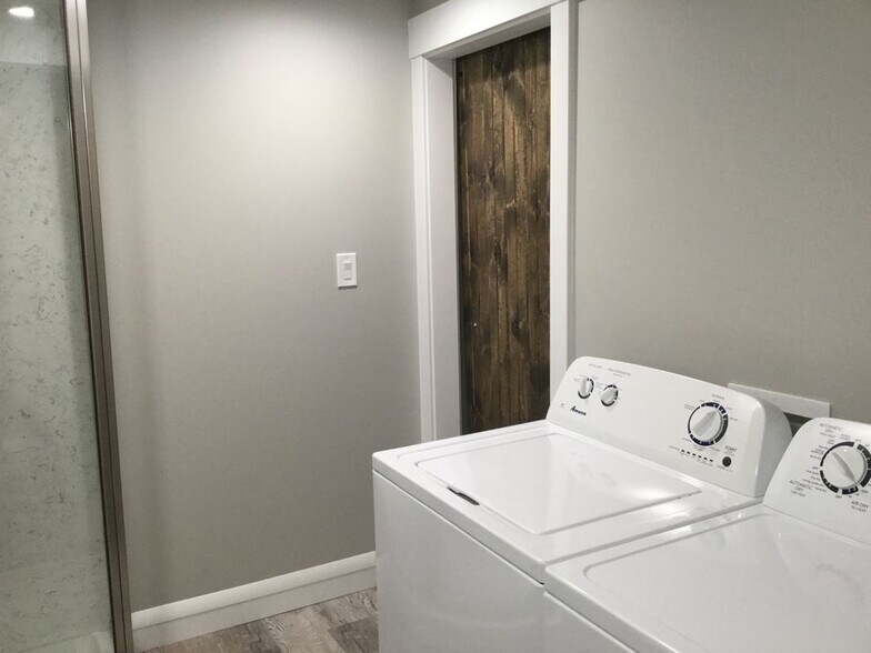 Building Photo - 2194-4300 4300 S St